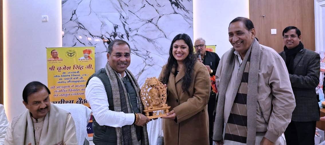 गौतम बुद्ध नगर- जनपद के प्रभारी मंत्री बृजेश सिंह कीअध्यक्षता में विकास कार्यों की समीक्षा बैठक I