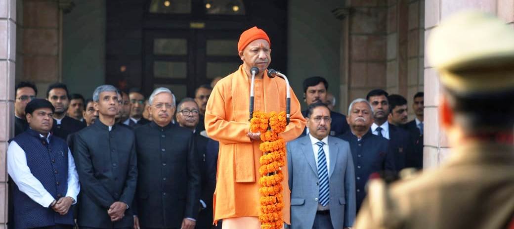 लखनऊ-मुख्यमंत्री योगी आदित्यनाथ ने 77वें गणतंत्र दिवस पर अपने आवास पर झंडा फहराया, प्रदेशवासियों को दी शुभकामना I