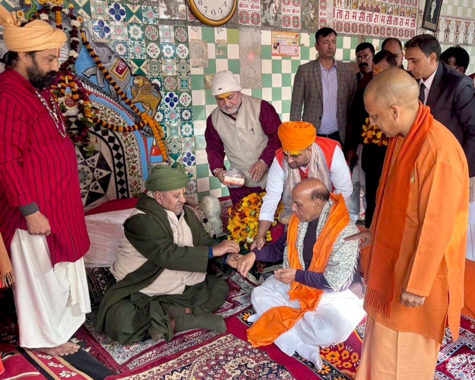 अयोध्या-मुख्यमंत्री व रक्षा मंत्री ने हनुमानगढ़ी और रामलला के किए दर्शन-पूजन I