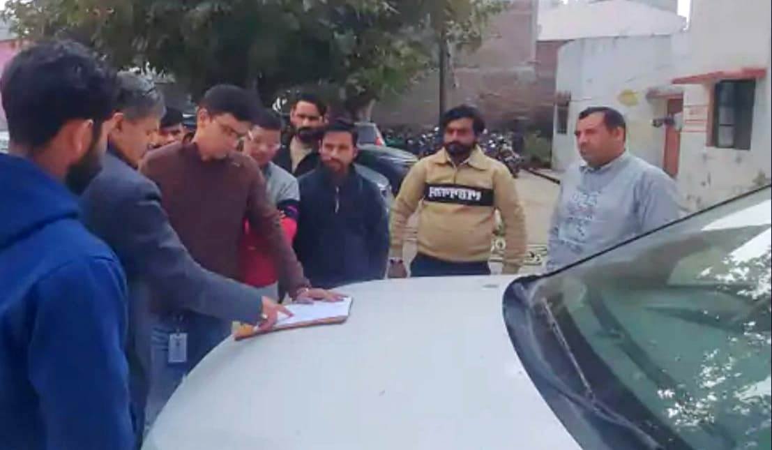 ग्रेटर नोएडा - बिजली चोरी रोकने गई एनपीसीएल टीम पर ग्रामीणों ने किया हमला