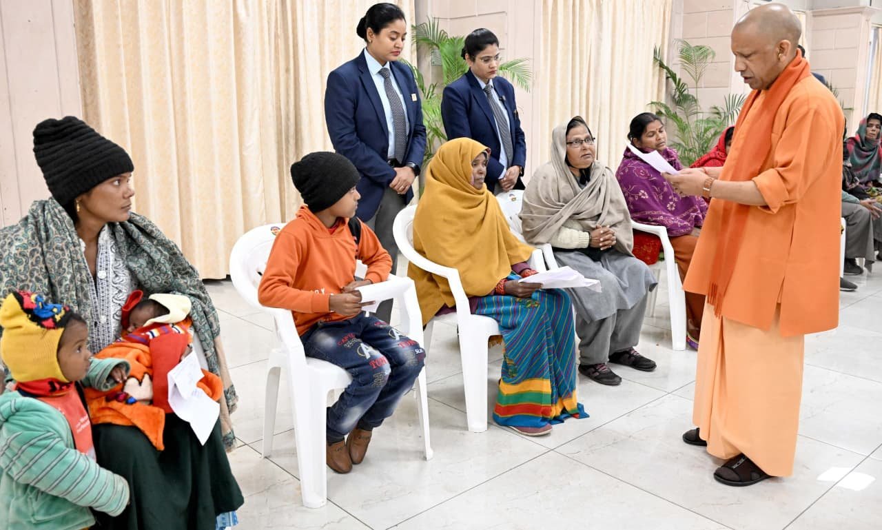 लखनऊ- 'जनता दर्शन' में आई महिला ने मुख्यमंत्री को सुनाया दुखड़ा,बेघर की गई सीमा को मिला न्याय का भरोसा I