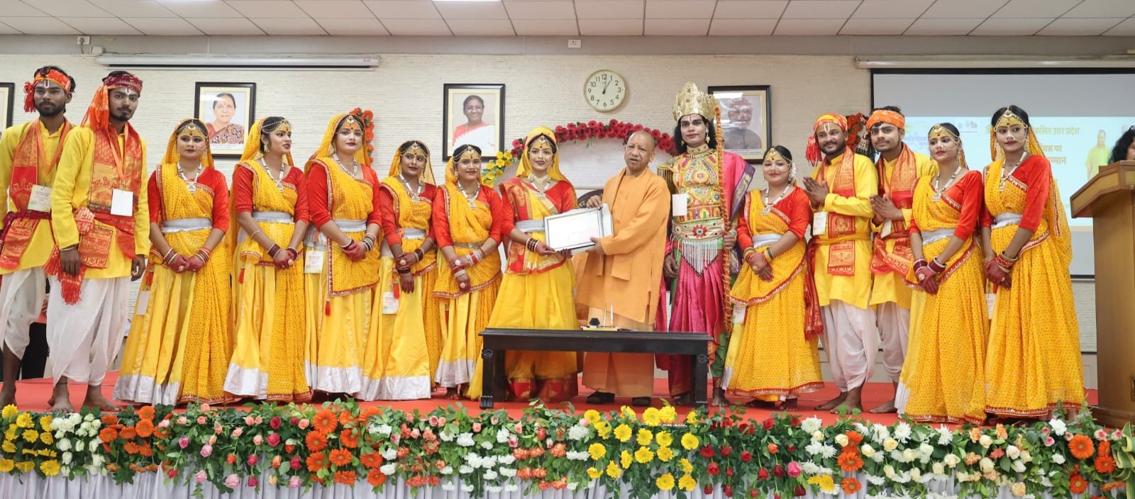 लखनऊ- मुख्यमंत्री ने गणतंत्र दिवस पर विभिन्न राज्यों से आए कलाकारों का किया सम्मान I