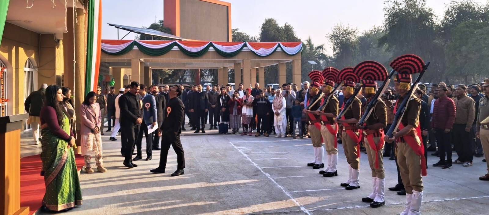 गौतमबुद्धनगर-77वां गणतंत्र दिवस कलेक्ट्रेट परिसर में गरिमा एवं राष्ट्रभक्ति के साथ मनाया गया