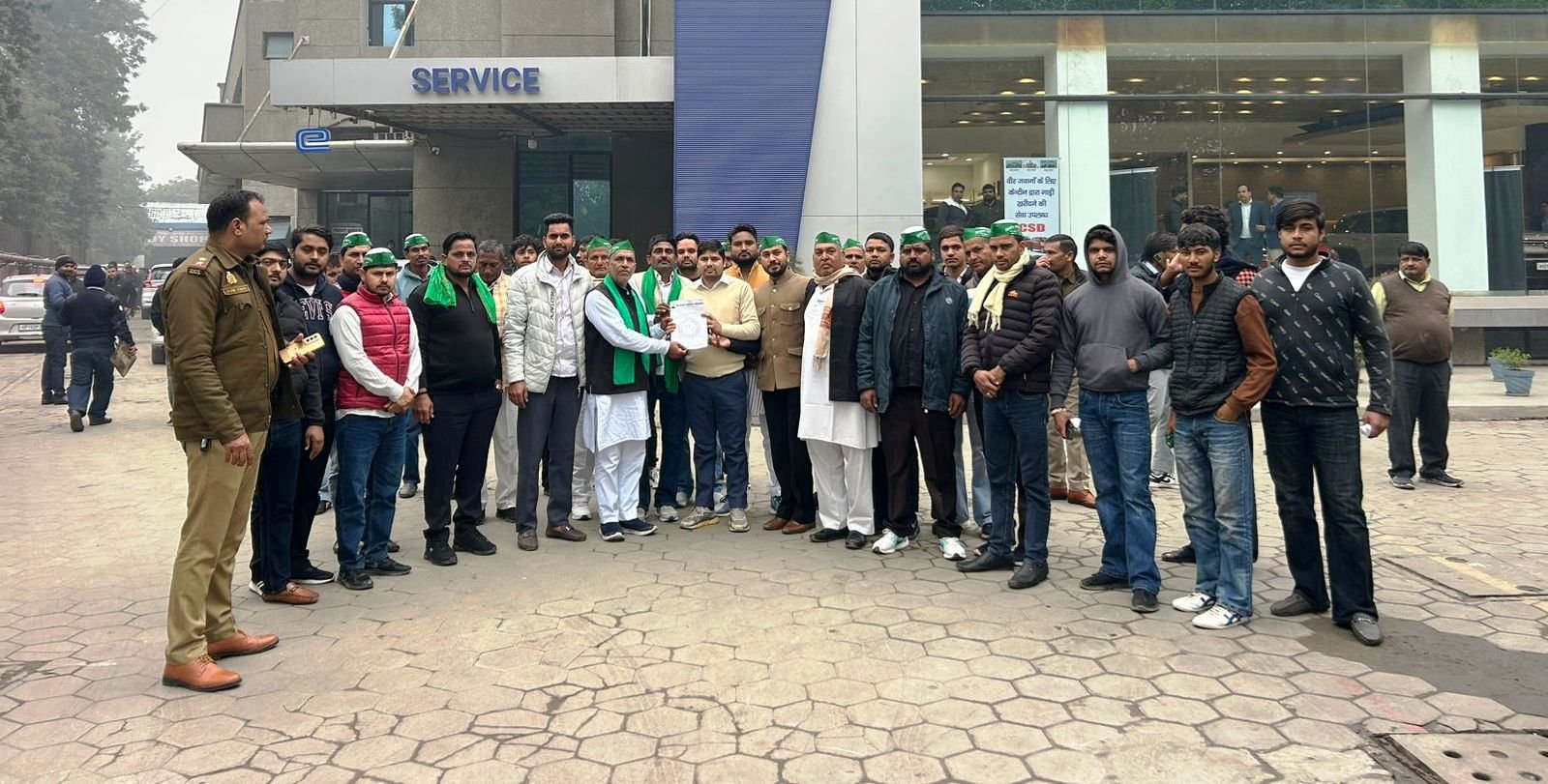 ग्रेटर नोएडा:-किसान एकता महासंघ के कार्यकर्ताओं एवं पदाधिकारियों ने रोहन मोटर्स लिमिटेड ग्रेटर नोएडा पर सौपा ज्ञापन