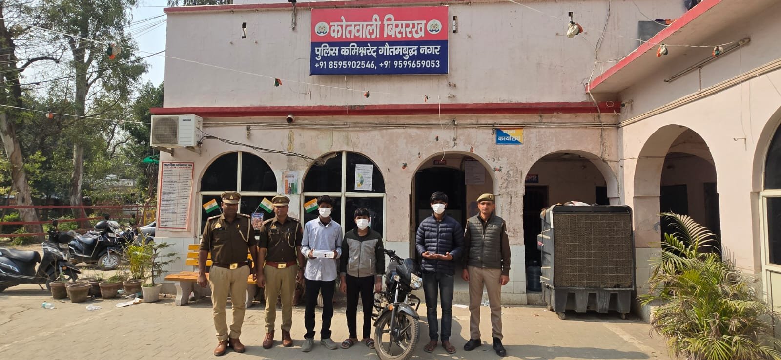 थाना बिसरख पुलिस द्वारा लूट की घटना का सफल अनावरण करते हुए 3 अभियुक्त गिरफ्तार,