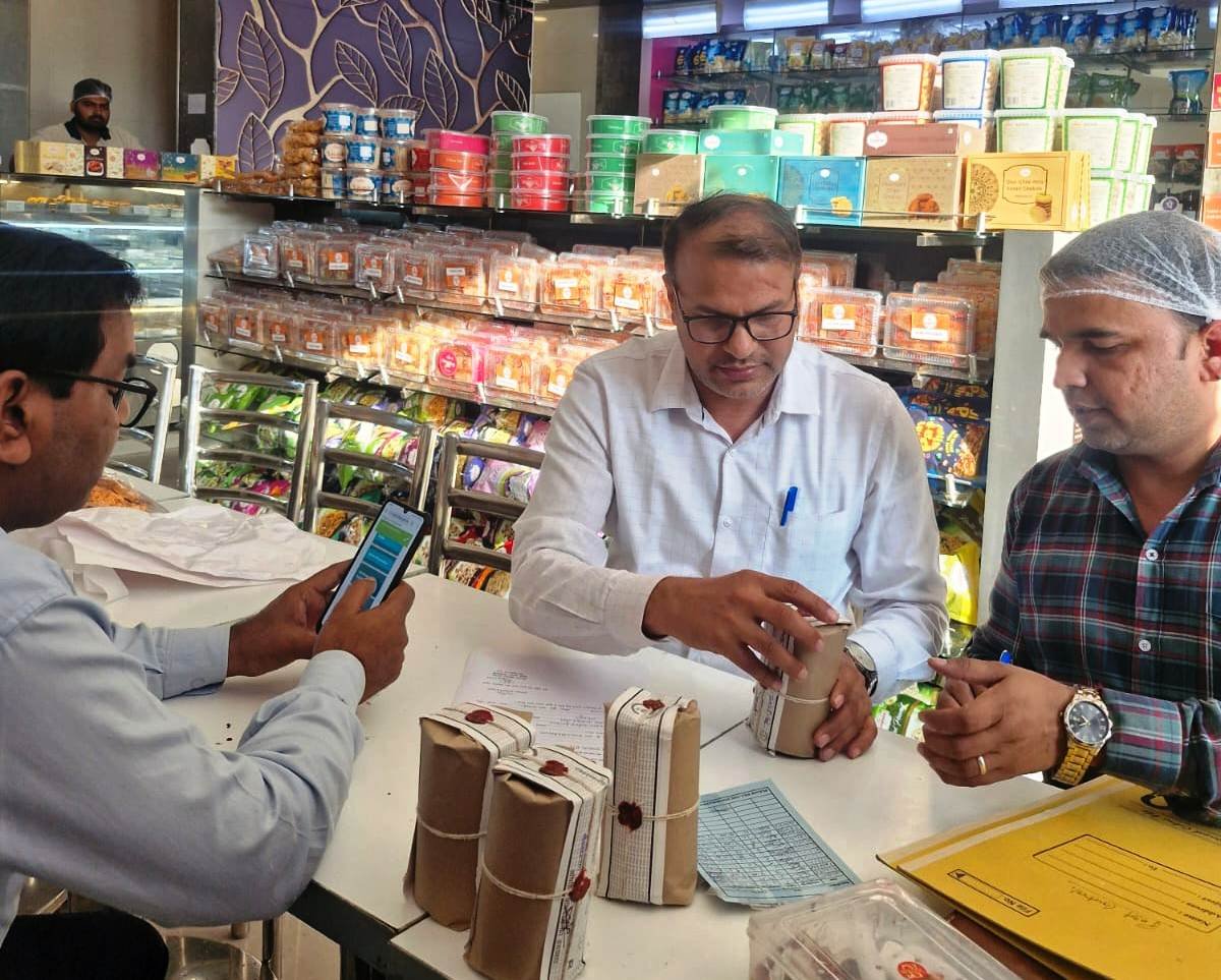 गौतम बुद्ध नगर- आगामी होली पर्व खुद दृष्टिगत रखते हुए जनपद का खाद्य सुरक्षा एवं औषधि प्रशासन विभाग एक्शन में I