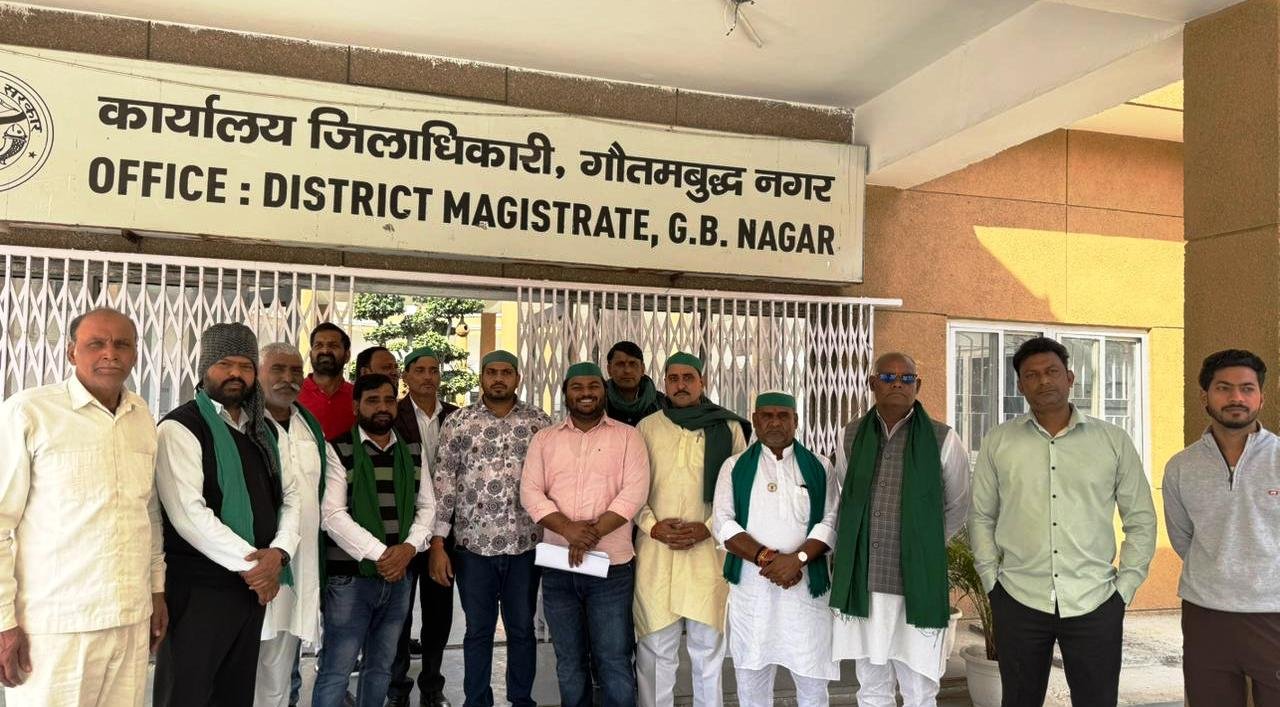 ग्रेटर नोएडा- गौतम बुद्ध नगर के जिला मुख्यालय पर मुख्य प्रशासनिक अधिकारी अनुराग सारसवत्स को ज्ञापन-रोबिन नागर