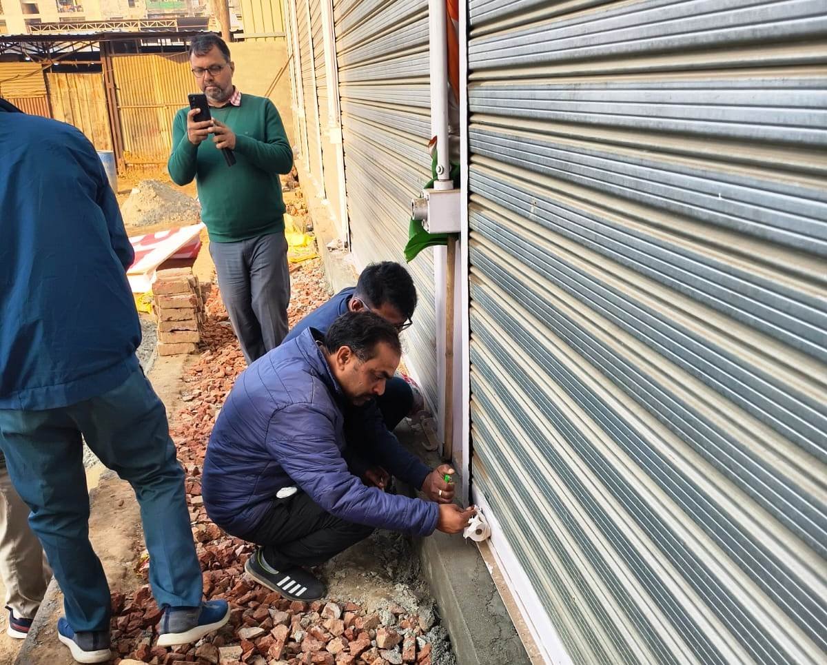 ग्रेटर नोएडा - शाहबेरी में नौ दुकानों को ग्रेनो प्राधिकरण ने किया सील I