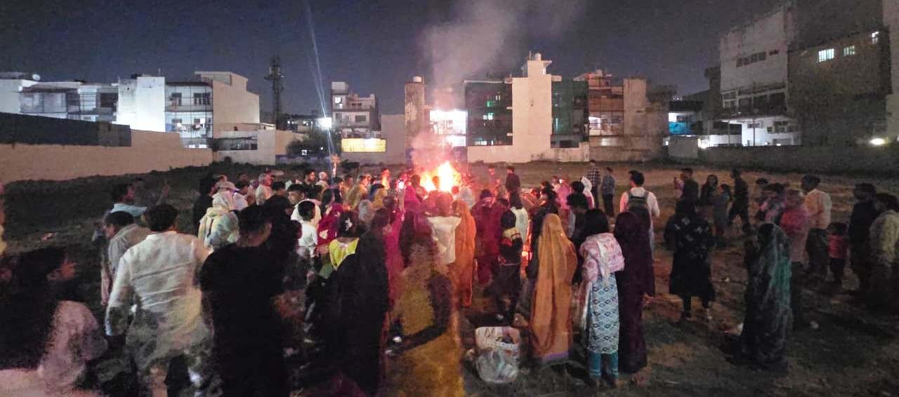 ग्रेटर नोएडा  - सेक्टर डेल्टा-2 में हर्षोल्लास के साथ हुआ होलिका दहन