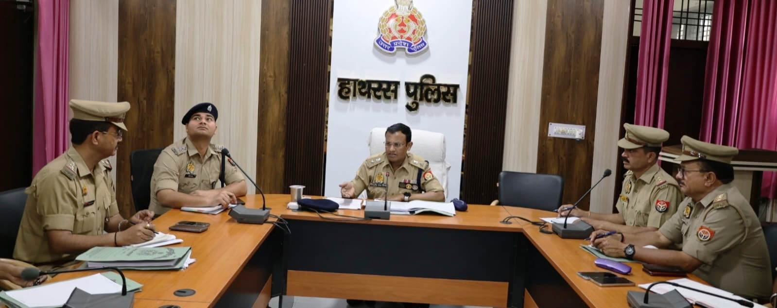 हाथरस- जनपद में कानून व्यवस्था बनाये रखने एवं अपराध नियंत्रण के दृष्टिगत अपराध गोष्ठी,दिए आवश्यक दिशा निर्देश