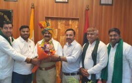 ग्रेटर नोएडा - नवनियुक्त पुलिस उपायुक्त ग्रेटर नोएडा प्रवीन रंजन सिंह नवनियुक्त पुलिस आयुक्त नोएडा साद मिया खान का पगड़ी पहनाकर किया स्वागत