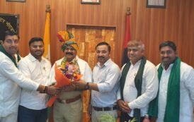 ग्रेटर नोएडा - नवनियुक्त पुलिस उपायुक्त ग्रेटर नोएडा प्रवीन रंजन सिंह नवनियुक्त पुलिस आयुक्त नोएडा साद मिया खान का पगड़ी पहनाकर किया स्वागत