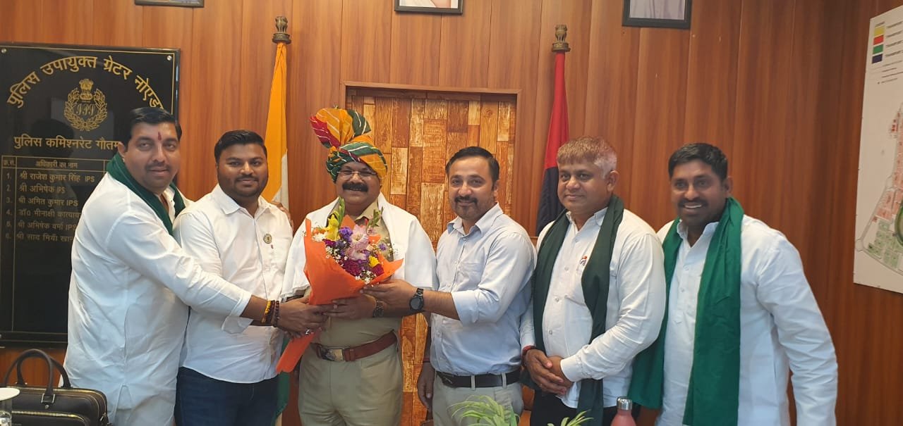 ग्रेटर नोएडा - नवनियुक्त पुलिस उपायुक्त ग्रेटर नोएडा प्रवीन रंजन सिंह नवनियुक्त पुलिस आयुक्त नोएडा साद मिया खान का पगड़ी पहनाकर किया स्वागत