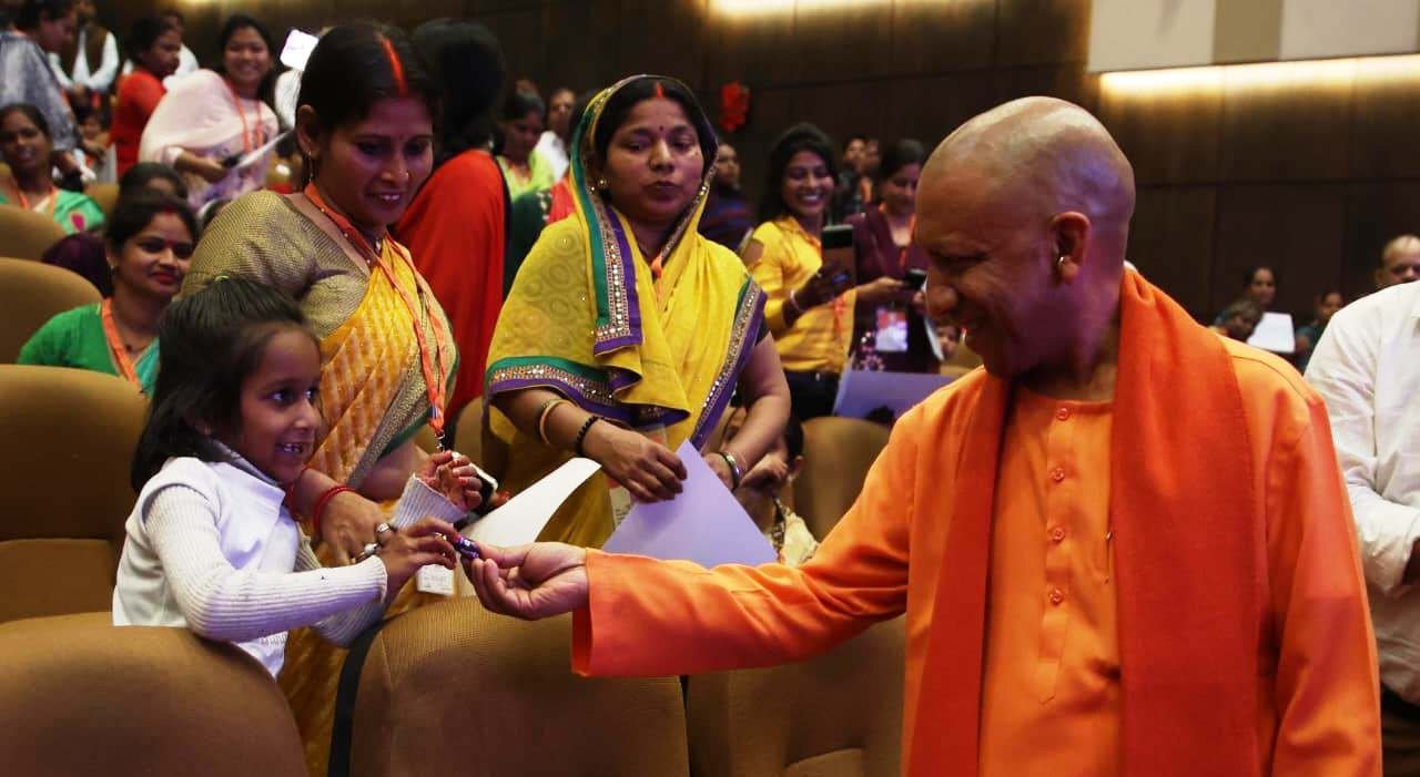 लखनऊ- प्रदेश के 1.86 करोड़ परिवारों को सीएम योगी ने दिया होली का उपहार