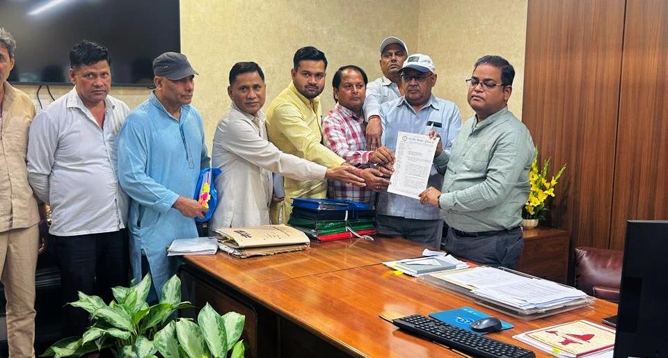 ग्रेटर नोएडा - औद्योगिक मंत्री से किसानों की कराई जाये मीटिंग -अशोक चौहान