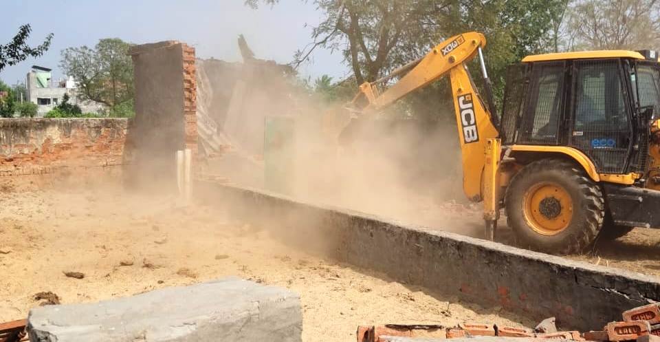 ग्रेटर नोएडा- भनौता में अतिक्रमण पर ग्रेनो प्राधिकरण ने चलाया बुल्डोजर I