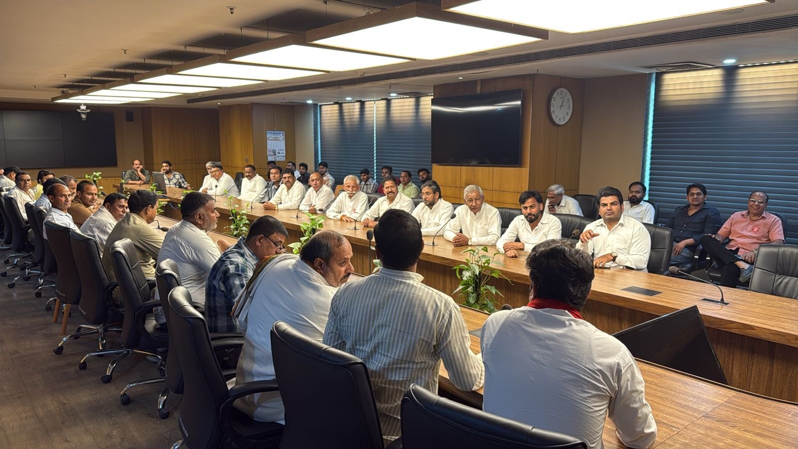 ग्रेटर नोएडा - प्राधिकरण द्वारा लगातार हरियाली का दायरा घटाने पर किसान सभा ने प्राधिकरण मे विरोध दर्ज कराया।