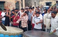  ग्रेटर नोएडा - होली पर पर जुनेदपुर गांव में नगाड़े बजाकर होली का त्योहार मनाए