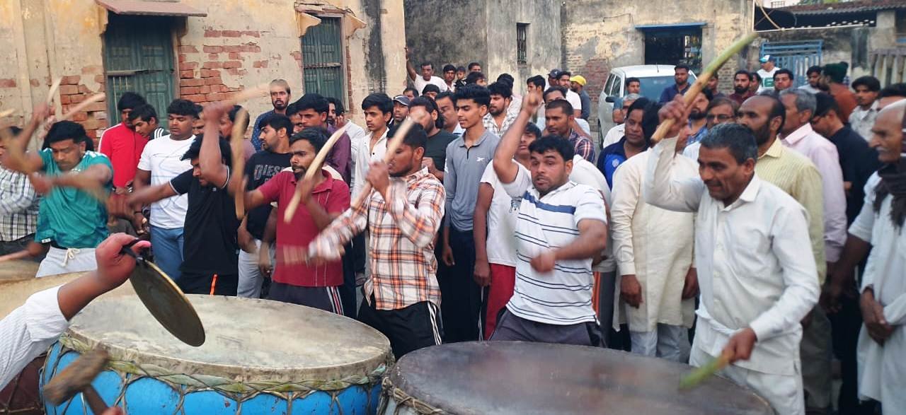  ग्रेटर नोएडा - होली पर पर जुनेदपुर गांव में नगाड़े बजाकर होली का त्योहार मनाए