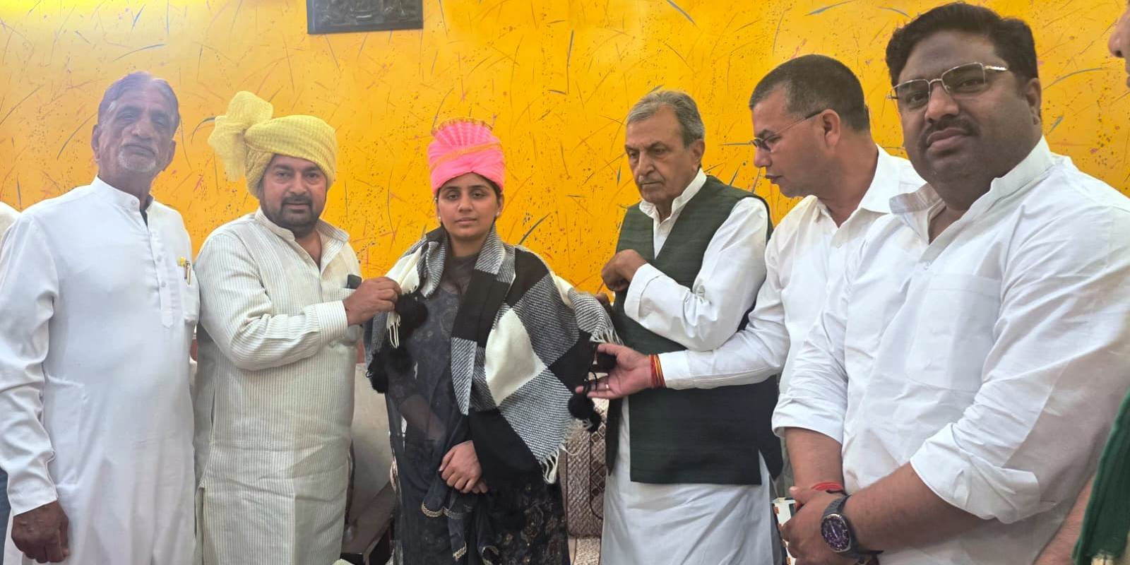 नोएडा- मानसी बेसोया का भव्य स्वागत, यूपीपीसीएस परीक्षा उत्तीर्ण कर बढ़ाया जिले का मान: अशोक भाटी