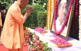 लखनऊ- सीएम योगी आदित्यनाथ ने पूर्व मुख्यमंत्री हेमवती नंदन बहुगुणा की जयंती पर किया नमन