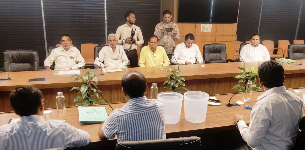  ग्रेटर नोएडा- लंबे इंतजार के बाद डाढ़ा गांव के 17 किसानों को 6 फीसदी आबादी भूखंड I