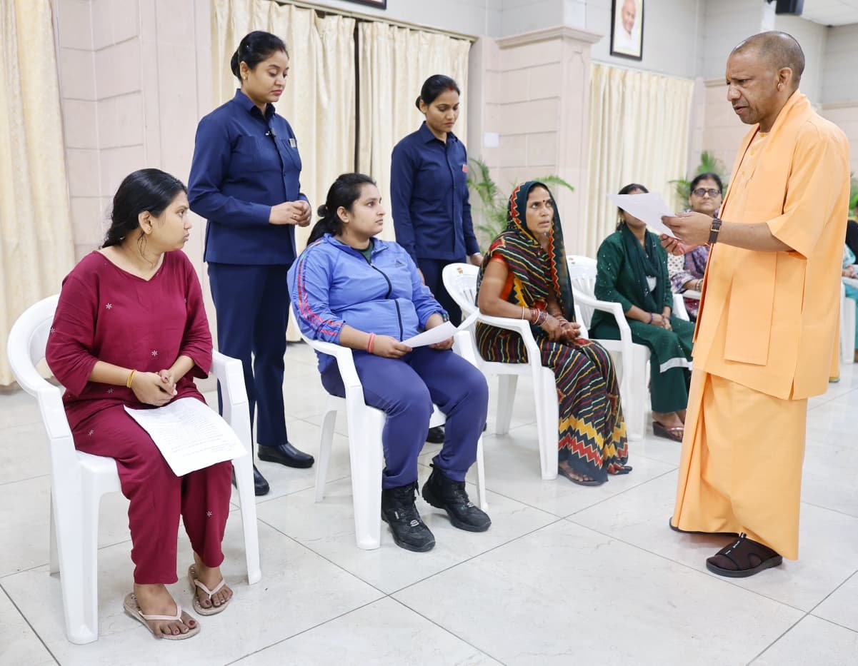 लखनऊ - जनसेवा से दिन की शुरुआत, फिर कार्यकर्ता का दायित्व निभाने प. बंगाल निकले सीएम