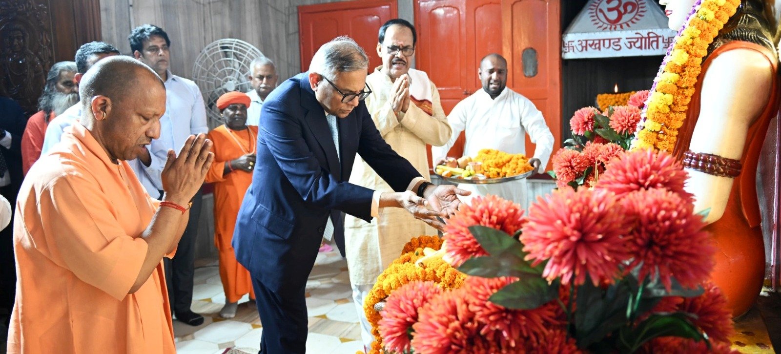 गोरखपुर- टाटा संस के चेयरमैन ने सीएम योगी के साथ किए गुरु गोरखनाथ के दर्शन I