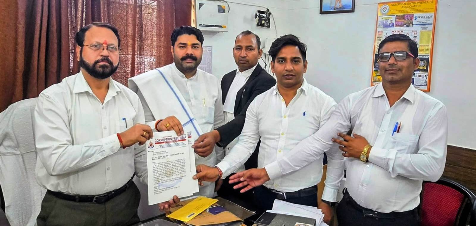 ग्रेटर नोएडा- अवैध खनन,ओवरलोडिंग व भूजल दोहन के समाधान हेतु करप्शन फ्री इंडिया में सौंपा ज्ञापन।