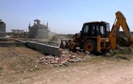 ग्रेटर नोएडा -बिसरख डूब क्षेत्र में अतिक्रमण पर ग्रेनो प्राधिकरण ने चलाया बुल्डोजर I