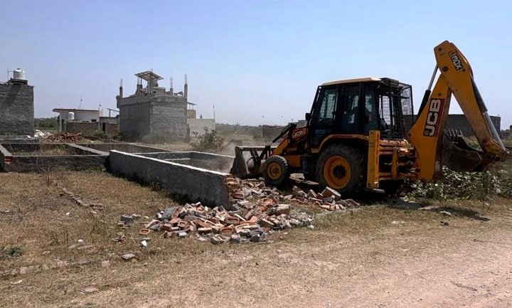 ग्रेटर नोएडा -बिसरख डूब क्षेत्र में अतिक्रमण पर ग्रेनो प्राधिकरण ने चलाया बुल्डोजर I