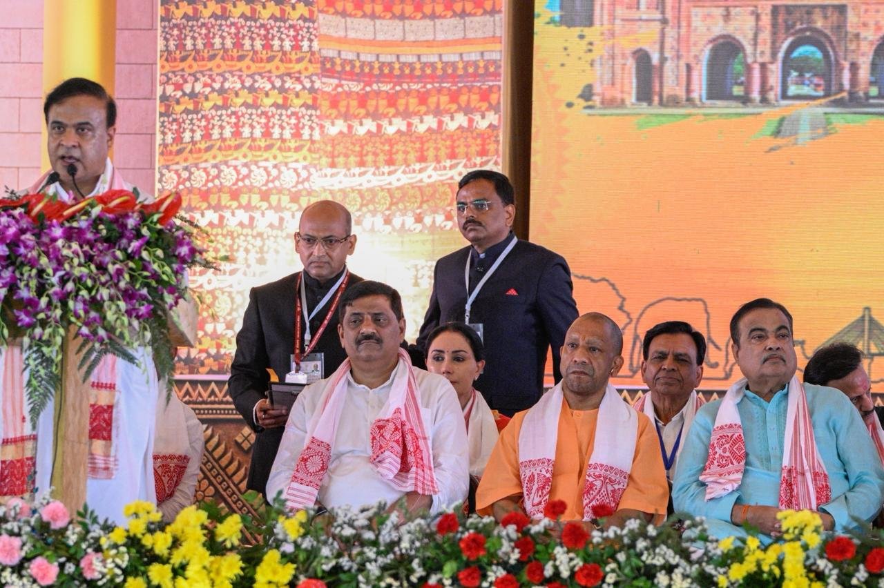 गुवाहाटी- नवनिर्वाचित असम सरकार के शपथ ग्रहण में पहुंचे उत्तर प्रदेश के मुख्यमंत्री